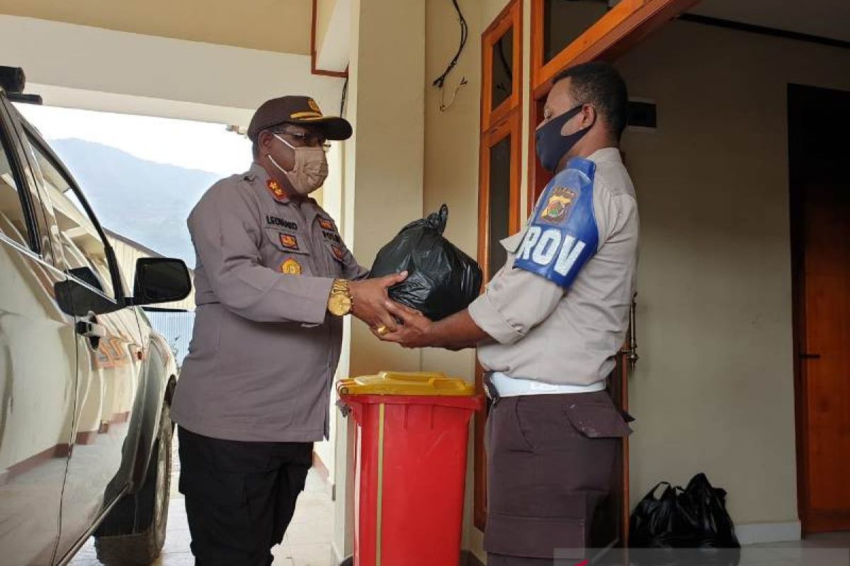 Tolikara District police in Papua donate three tons of rice