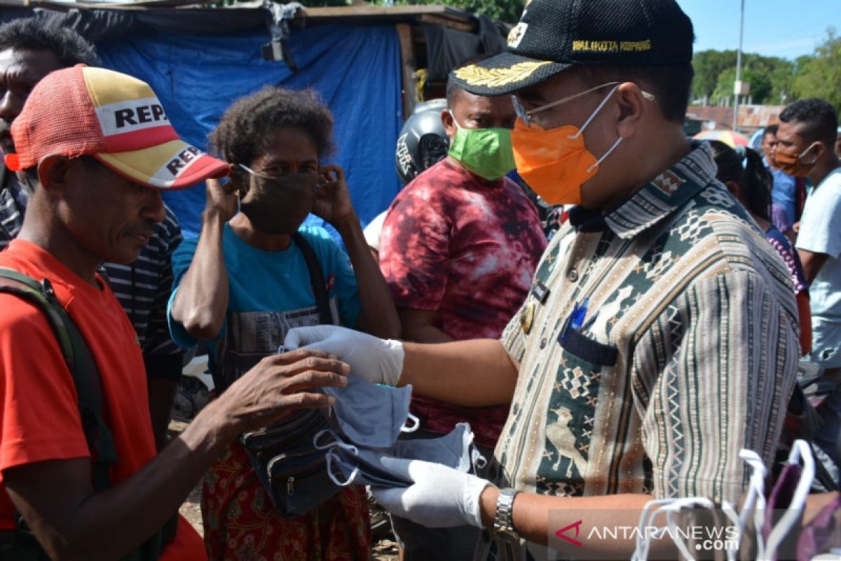 Pemkot Kupang gencar bagikan masker gratis cegah COVID-19