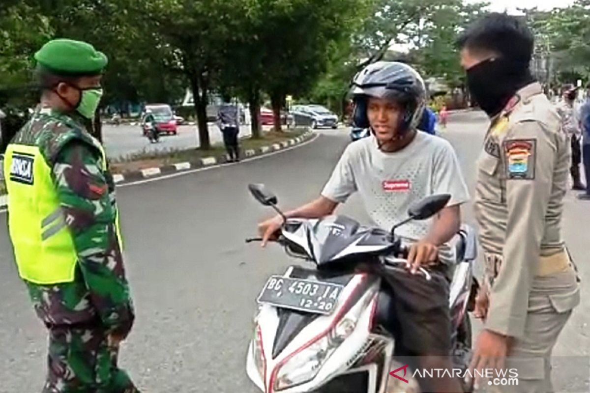 Petugas karantina 13 pengendara motor tak bermasker di Palembang