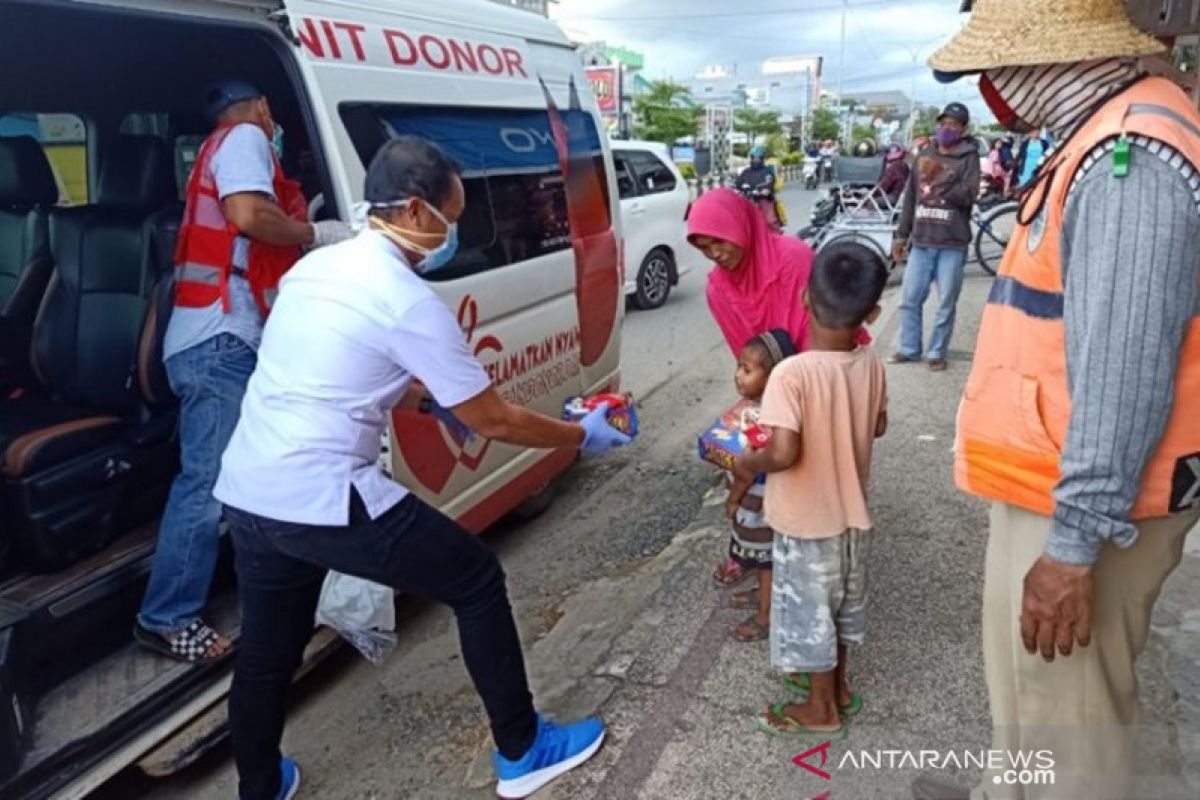 PMI Tanah Bumbu membagikan 300 porsi makanan ke masyarakat miskin