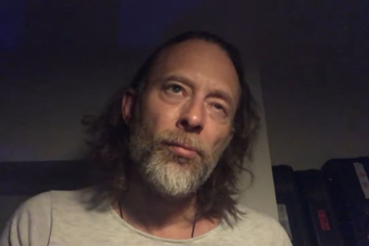 Thom Yorke membawakan lagu baru "Plasticine Figures"