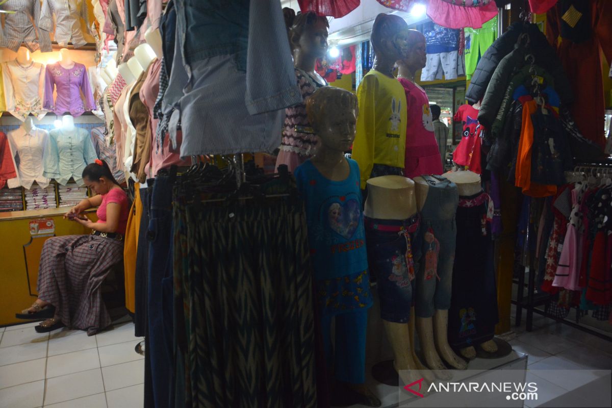 Pedagang baju sepi pembeli