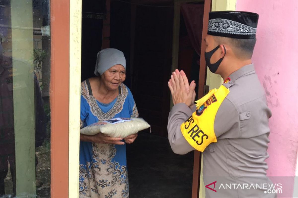 Polres Bangka Barat santuni warga kurang mampu