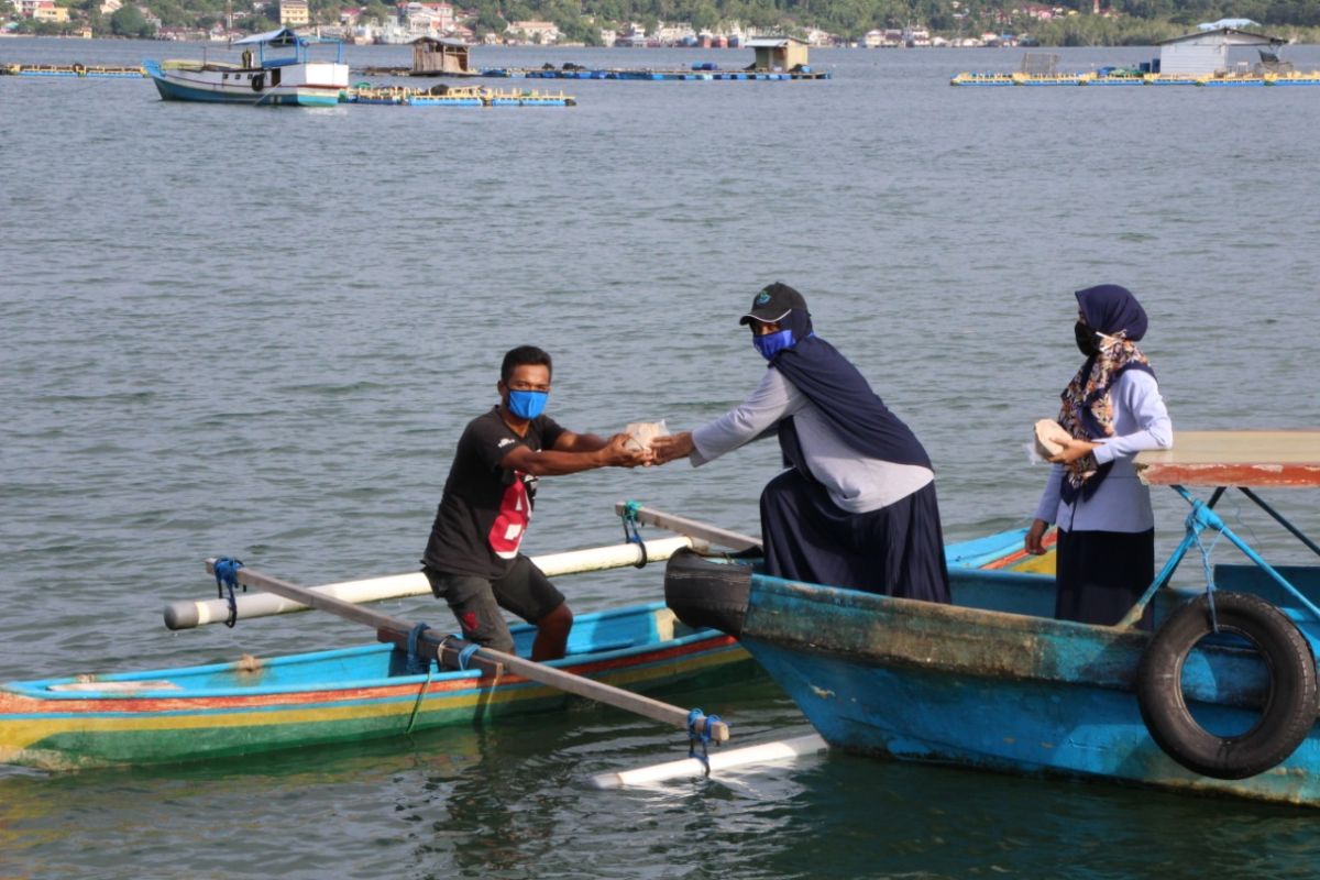 KKP bagikan puluhan ribu nasi ikan untuk warga terdampak COVID-19