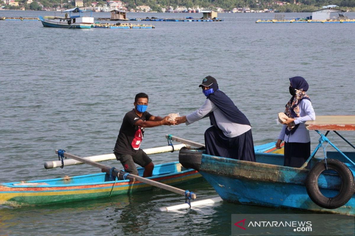 KKP bagikan puluhan ribu nasi lauk ikan bagi warga terdampak COVID-19