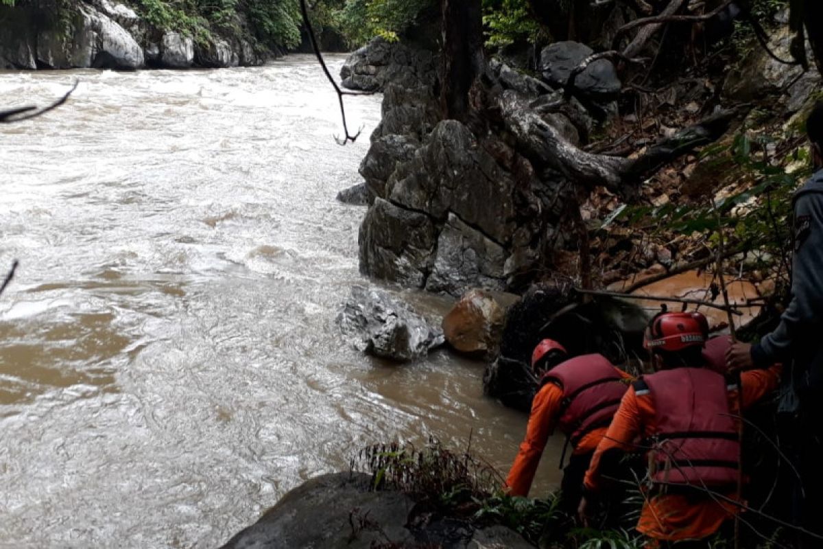 Hilang sejak Kamis, tim gabungan terus lakukan pencarian warga hanyut di Pasaman Barat