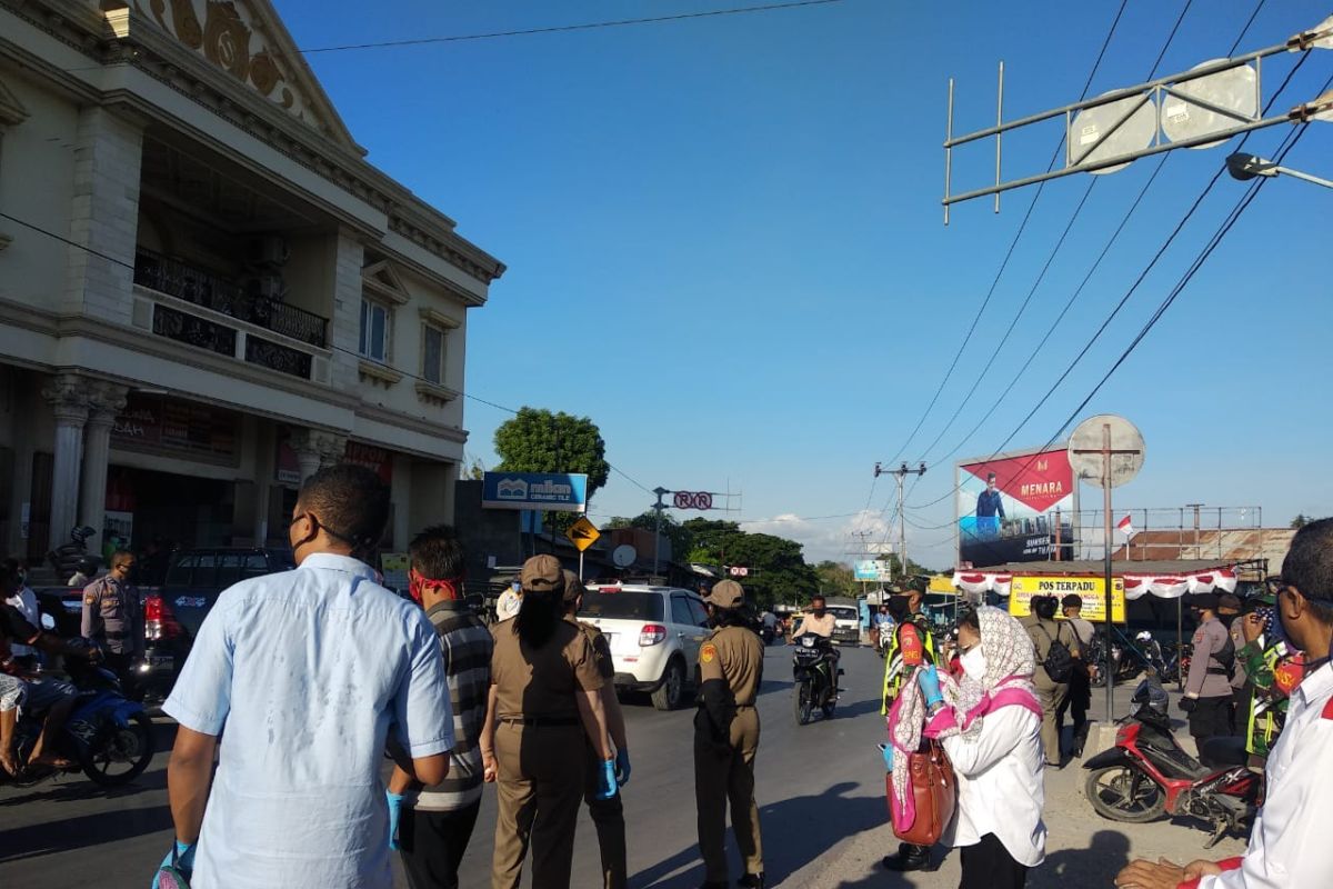 FKPT NTT bagi  masker kepada warga  di pasar tradisional