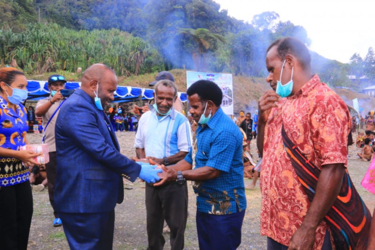 Bupati Mamberamo Tengah berikan bantuan dana empat jemaat GIDI