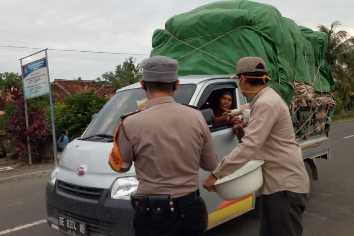 Ramadhan  tahun ini,  Forkopimcam Labuhan Maringgai rutin bagi takjil dan masker