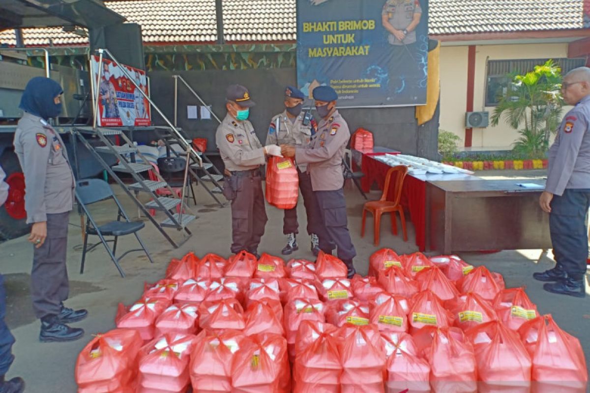 Polisi Panakkukang bagikan 800 nasi kotak untuk warga prasejahtera