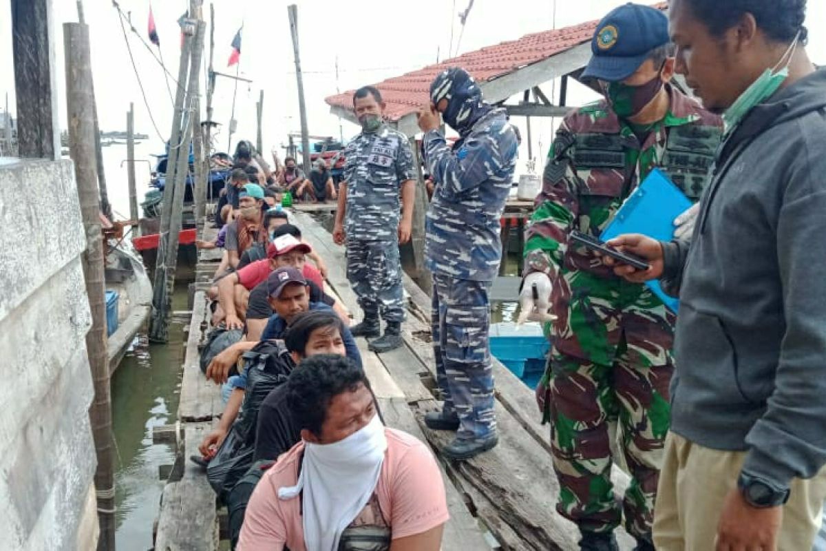 Ditelantarkan kapal, para pekerja migran ilegal asal Malaysia ini diamankan TNI AL