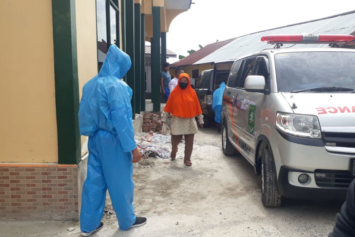 Hasil swab positif COVID-19, rumah pasien di Duri didatangi petugas