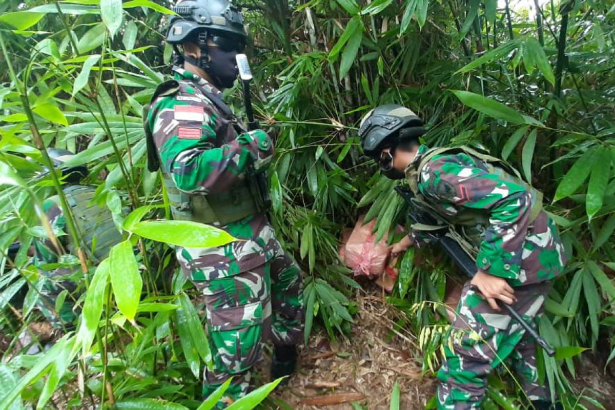 Satgas Pamtas gagalkan penyelundupan belasan kardus sosis ilegal asal Malaysia