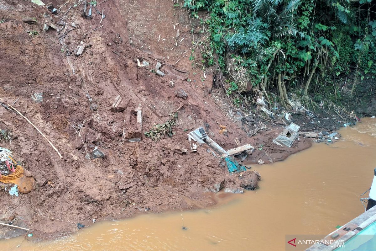 Bantar sungai longsor, puluhan makam di TPU Cikutra Bandung rusak