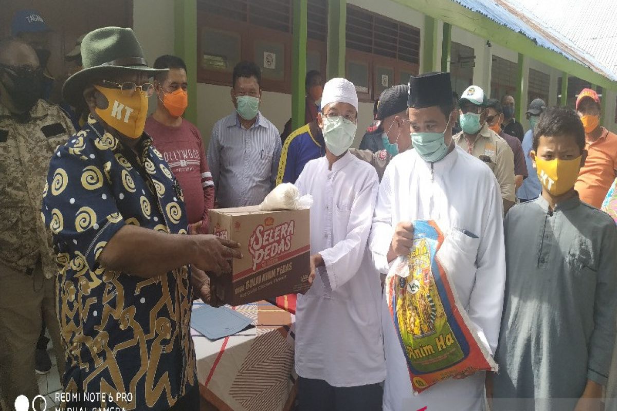 Atasi dampak pandemi COVID-19, Wagub Papua serahkan bantuan ke panti asuhan