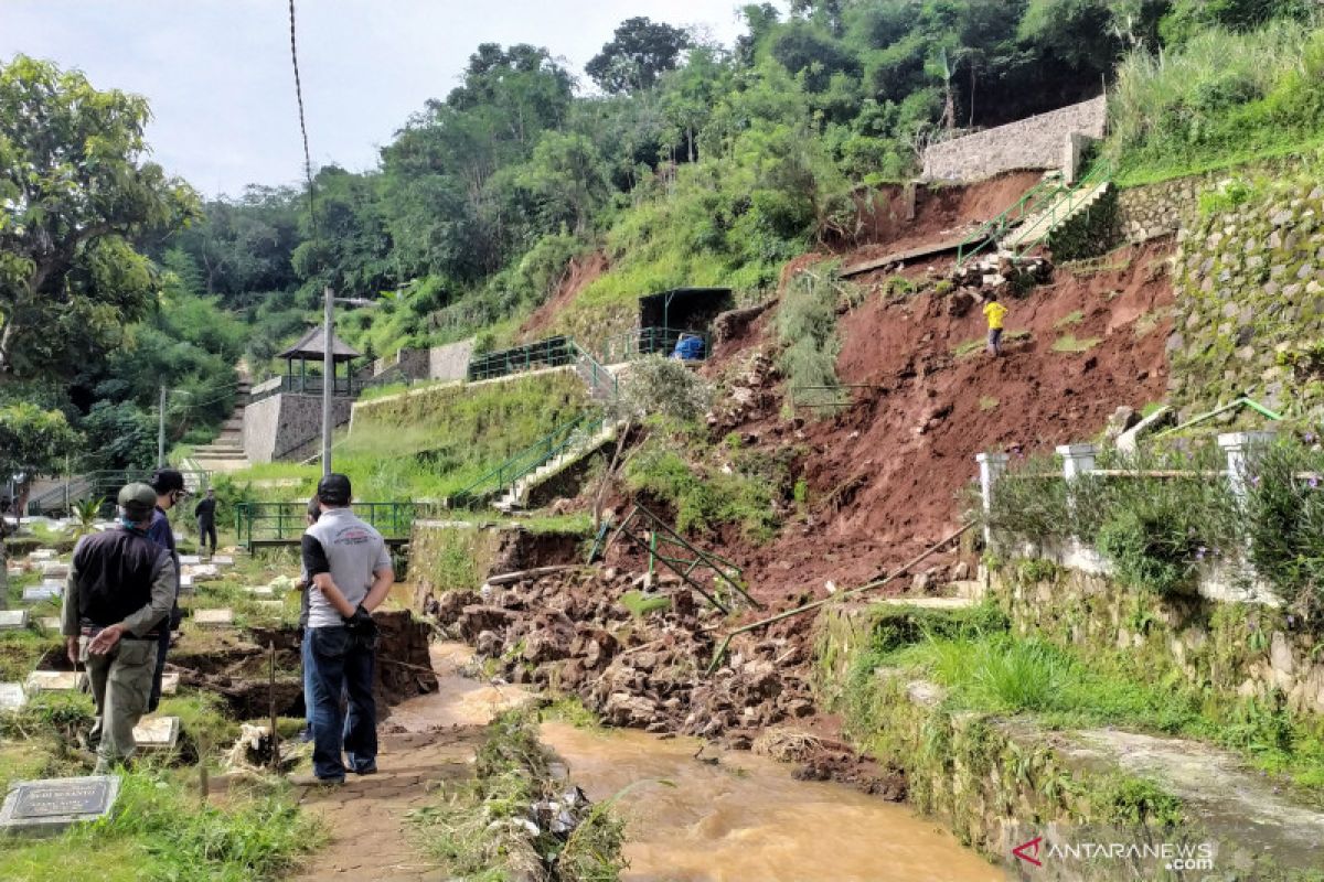 Camat sebut ada 37 makam di TPU Cikutra Bandung tergerus longsor