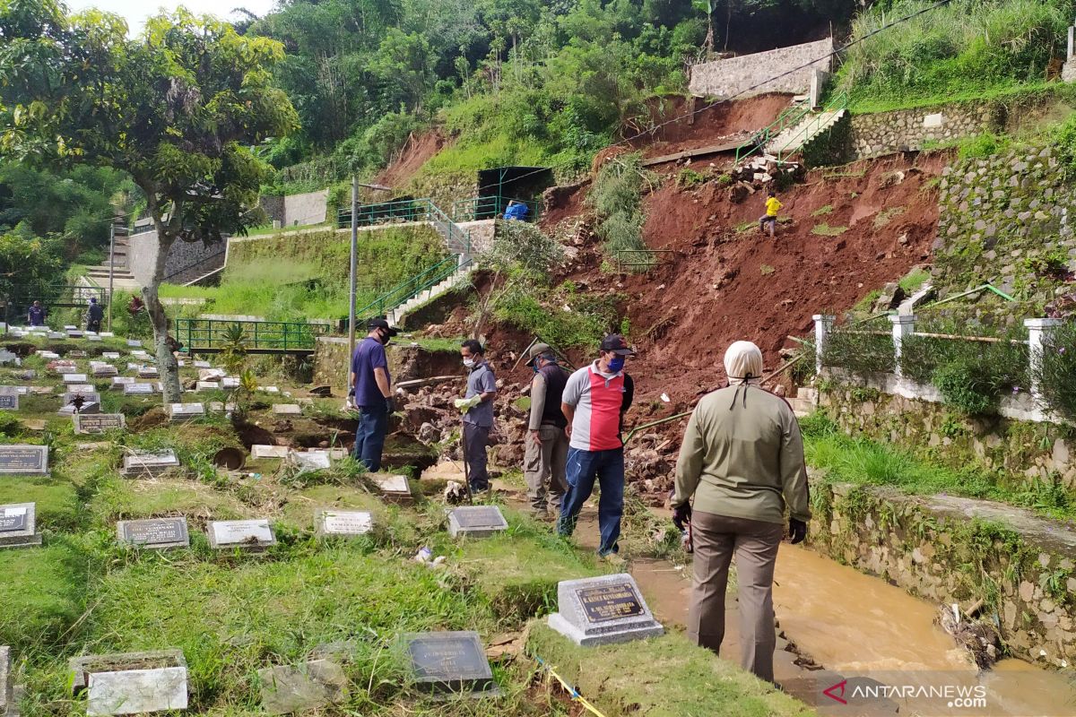 Area pemakaman longsor, sejumlah jenazah hanyut ke sungai