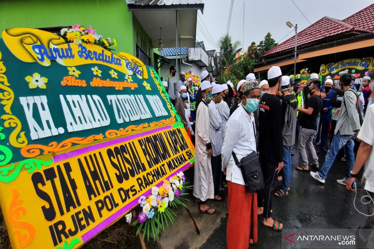 Alkah keluarga disiapkan untuk pemakaman Guru Zuhdi