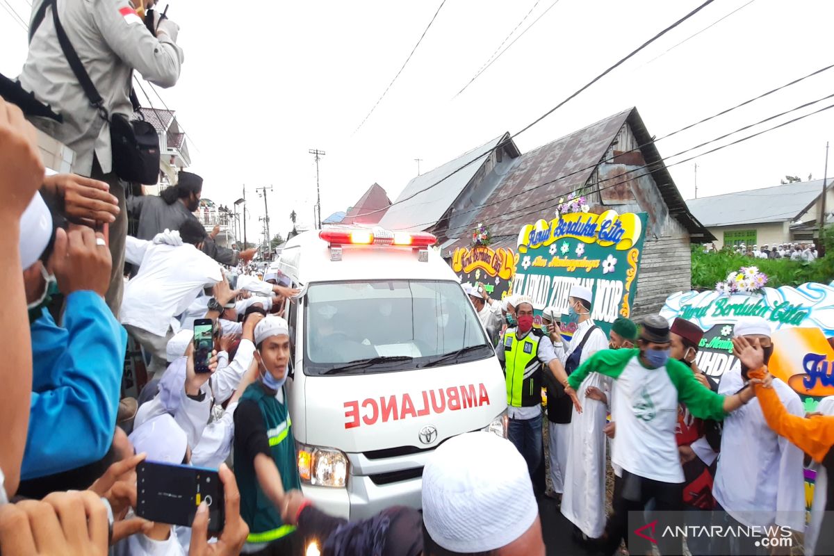 Ambulan pembawa jenazah Guru Zuhdi tiba di rumah duka