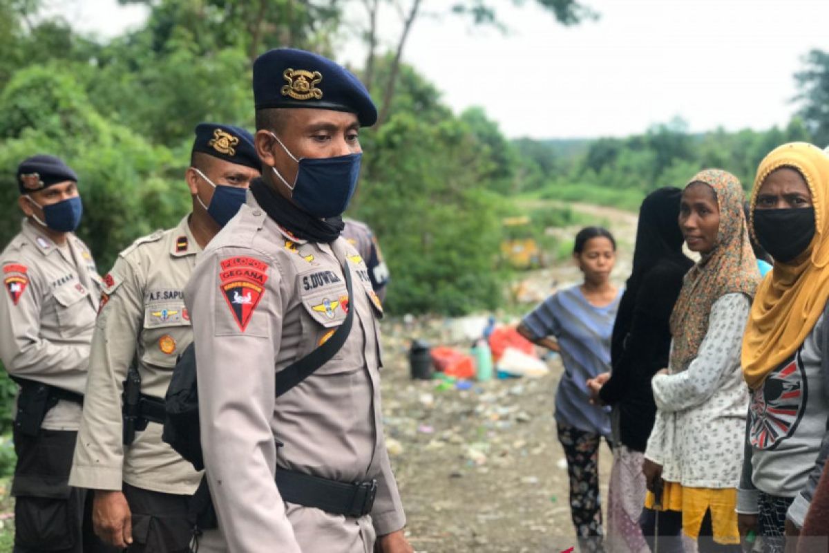 Pemulung dan pemecah batu di SBT dapat bantuan bahan pokok dari Brimob