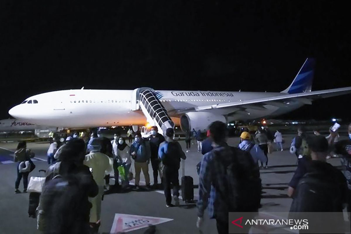 Anggota DPR: Dampak COVID-19, perlu hati-hati selamatkan Garuda