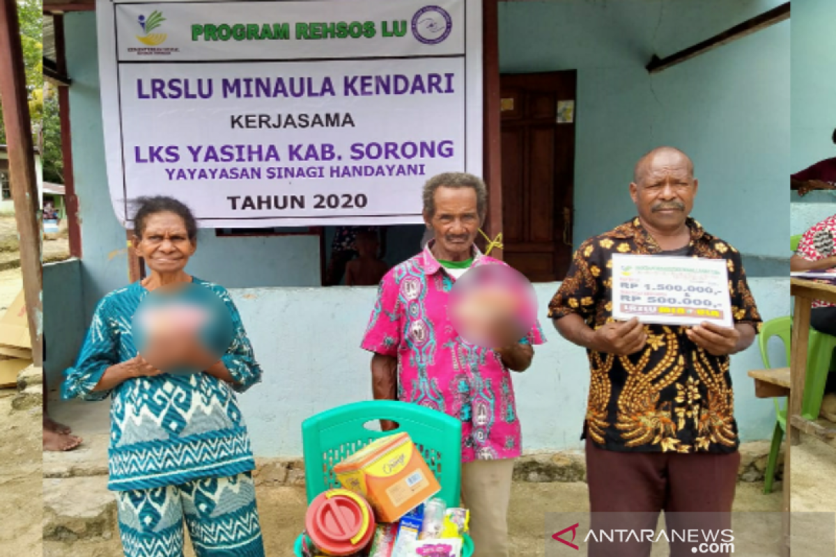 LRSLU Minaula Kendari salurkan bantuan sosial kepada 65 lansia di Sorong