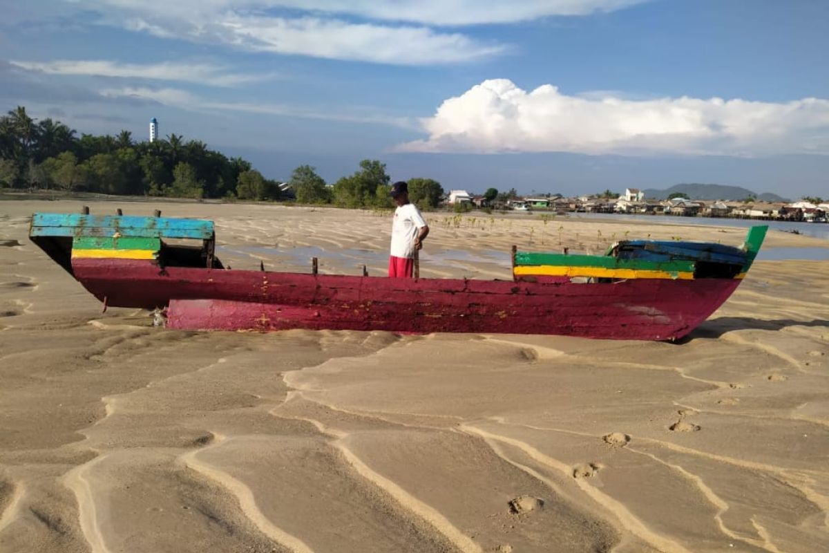 Kapal nelayan hancur lebur tabrak tumpukan pasir, hasil tangkapan pun hilang