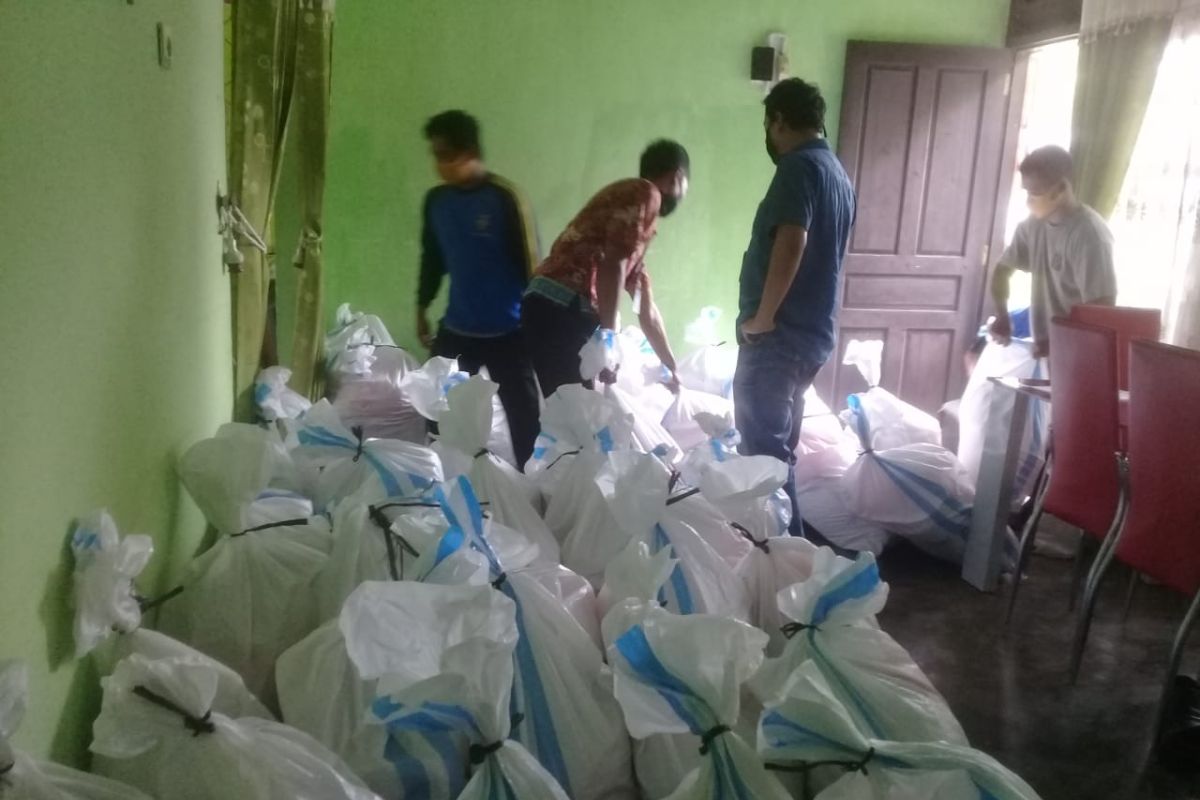 Polsek Pemali Bangka bagikan 58 paket sembako