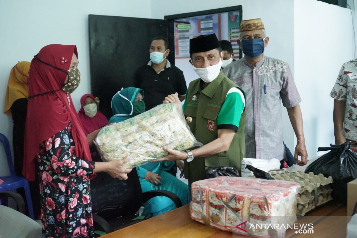 Pemkab Gorontalo serahkan bantuan PRSE ke Batudaa Pantai