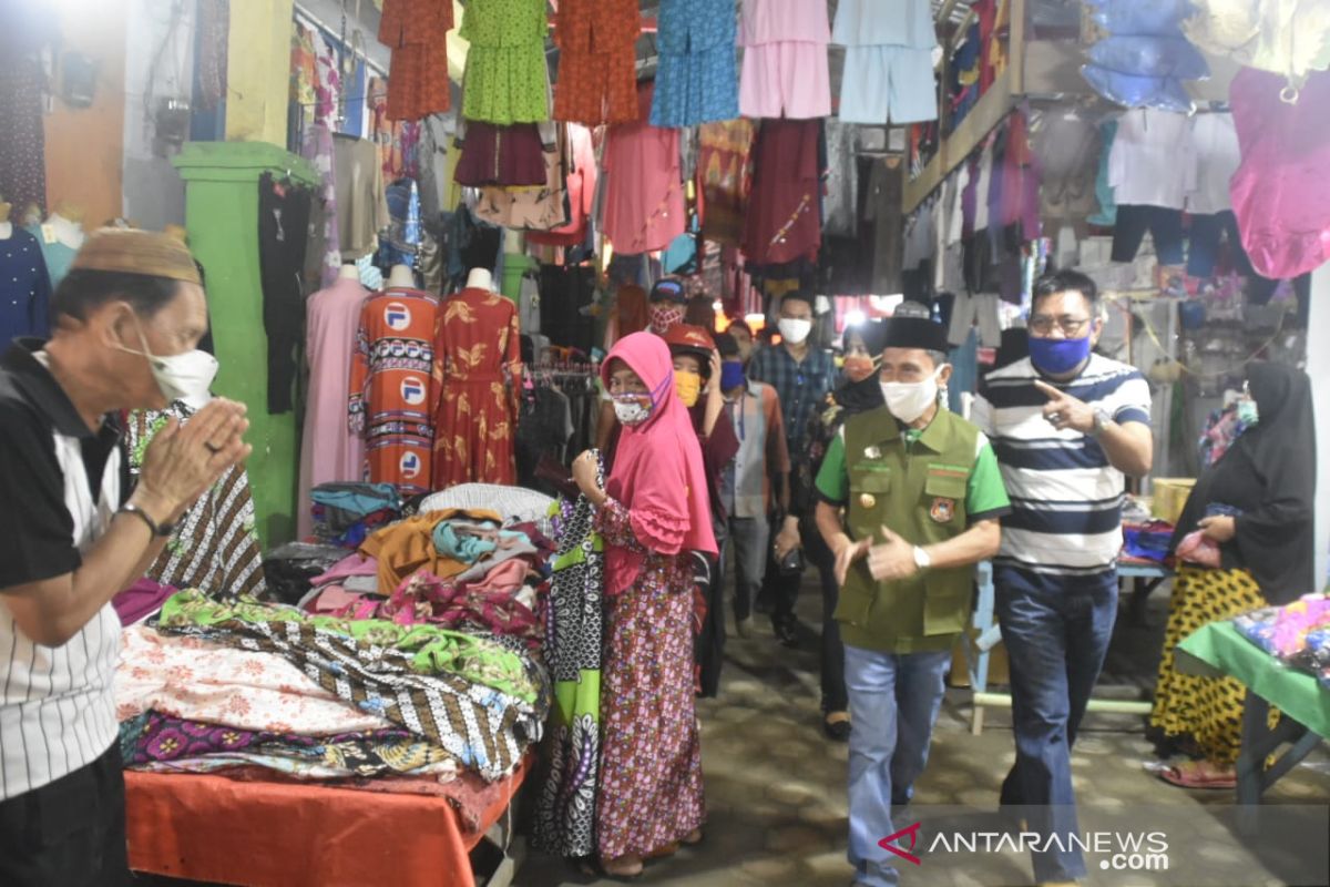 Bupati Gorontalo sosialisasikan penerapan PSBB di pasar