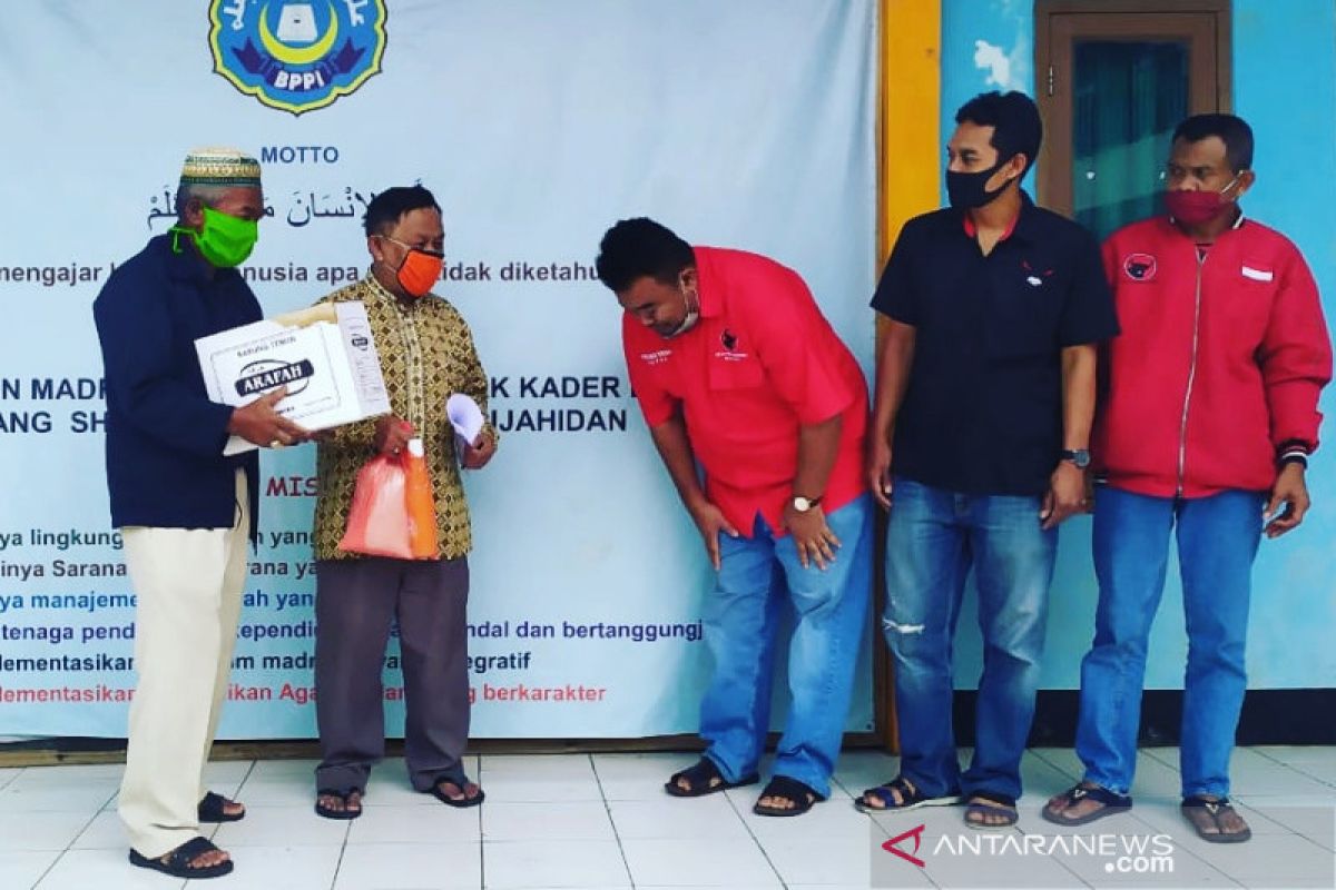 Untuk guru honorer, Kader PDIP Garut bagikan paket pangan