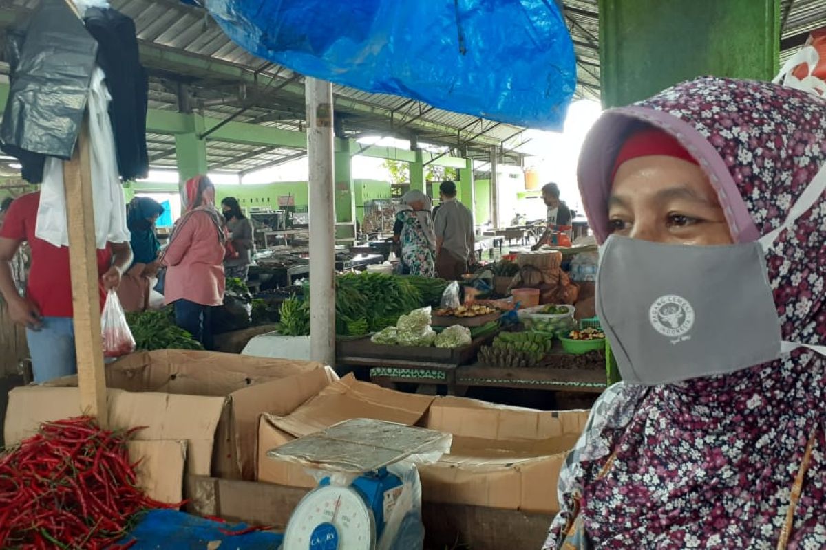 Di Pasar Bandar Buat, Semen Padang bagikan 500 masker untuk pedagang