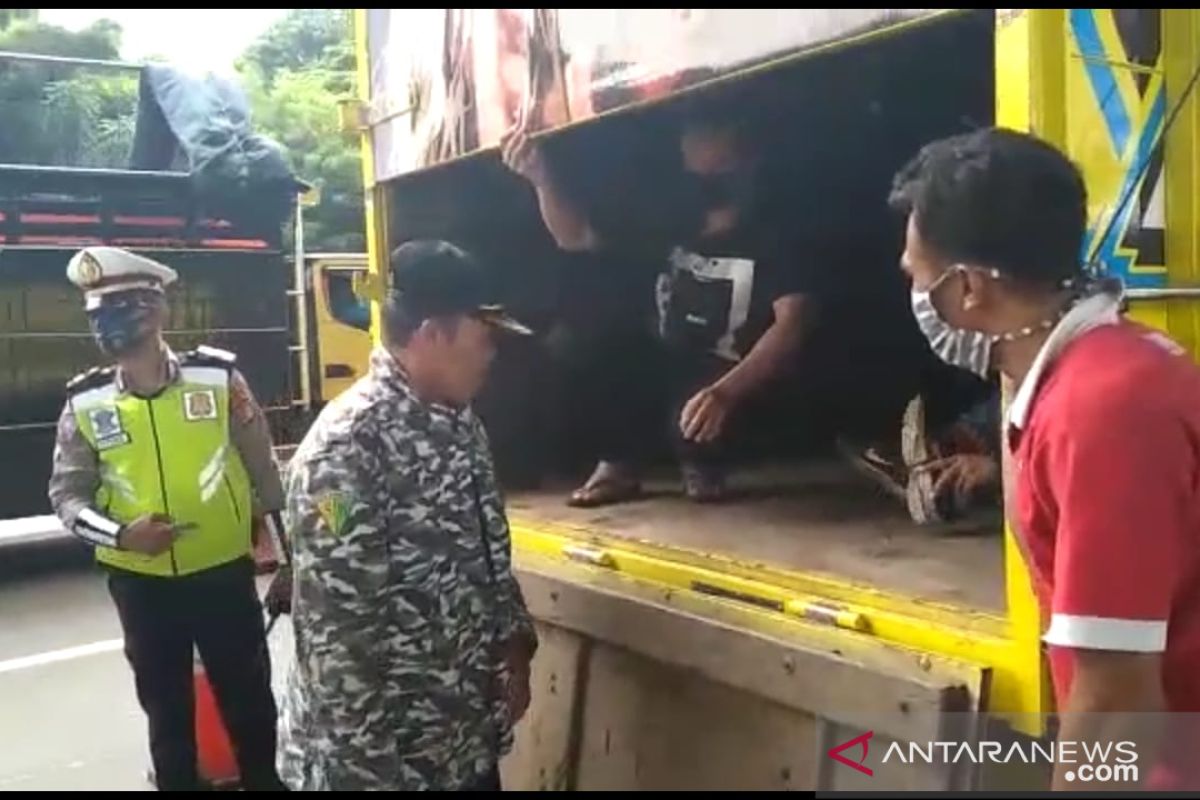 Police find truck carrying homeward travelers despite ban