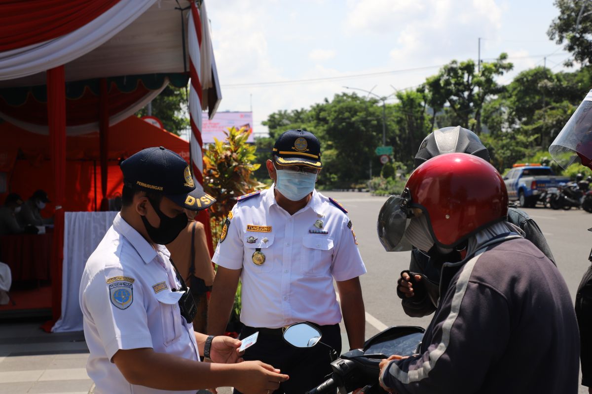 Surabaya police stop numerous cars, motorcycles at 17 checkpoints