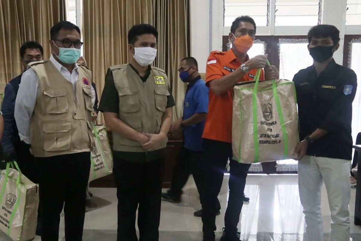 Pemprov Jatim bagikan paket bantuan kepada mahasiswa luar daerah