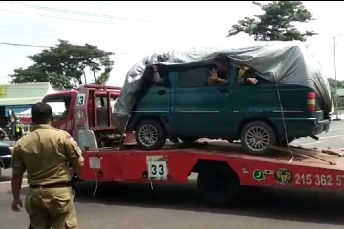 Pemudik tertangkap basah bermodus diangkut truk towing