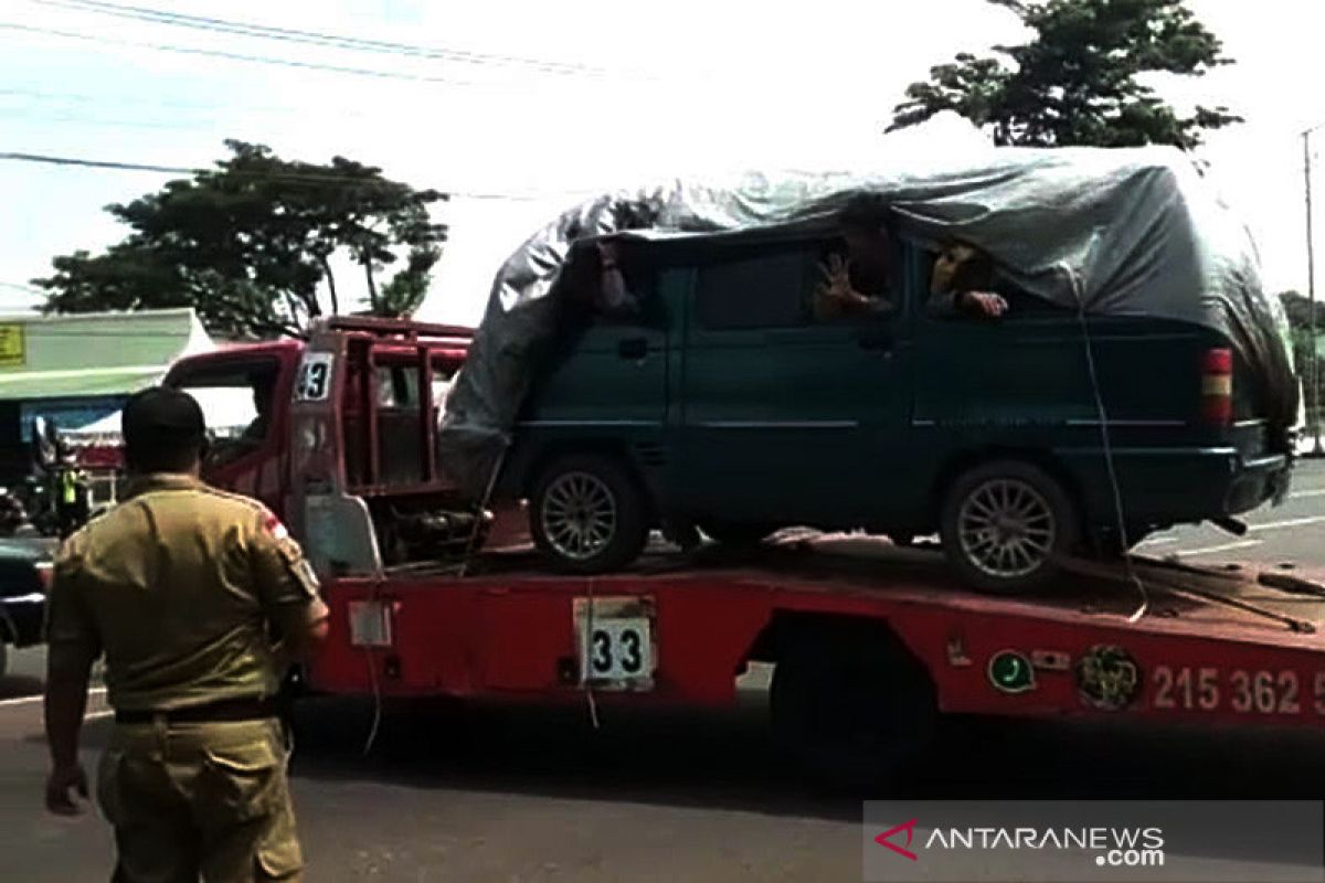 Petugas tangkap pemudik diangkut truk towing