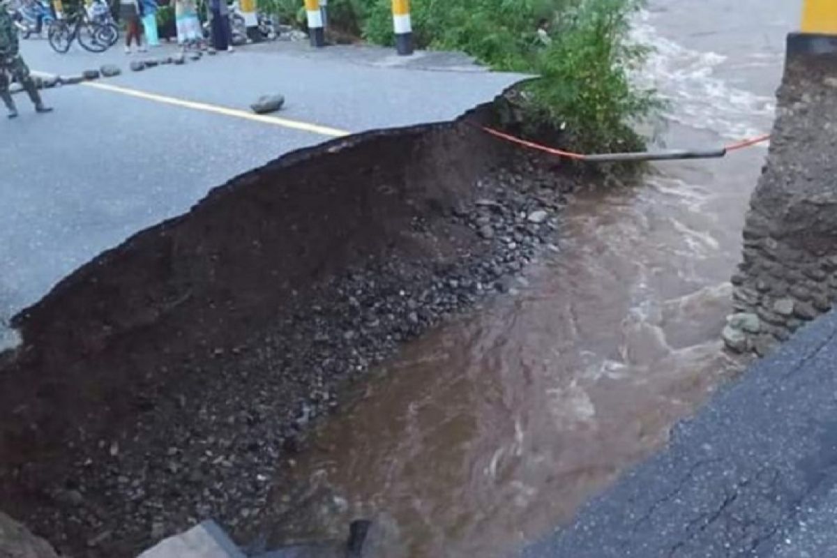 Jalur jalan Trans Sulawesi di Poso putus diterjang banjir