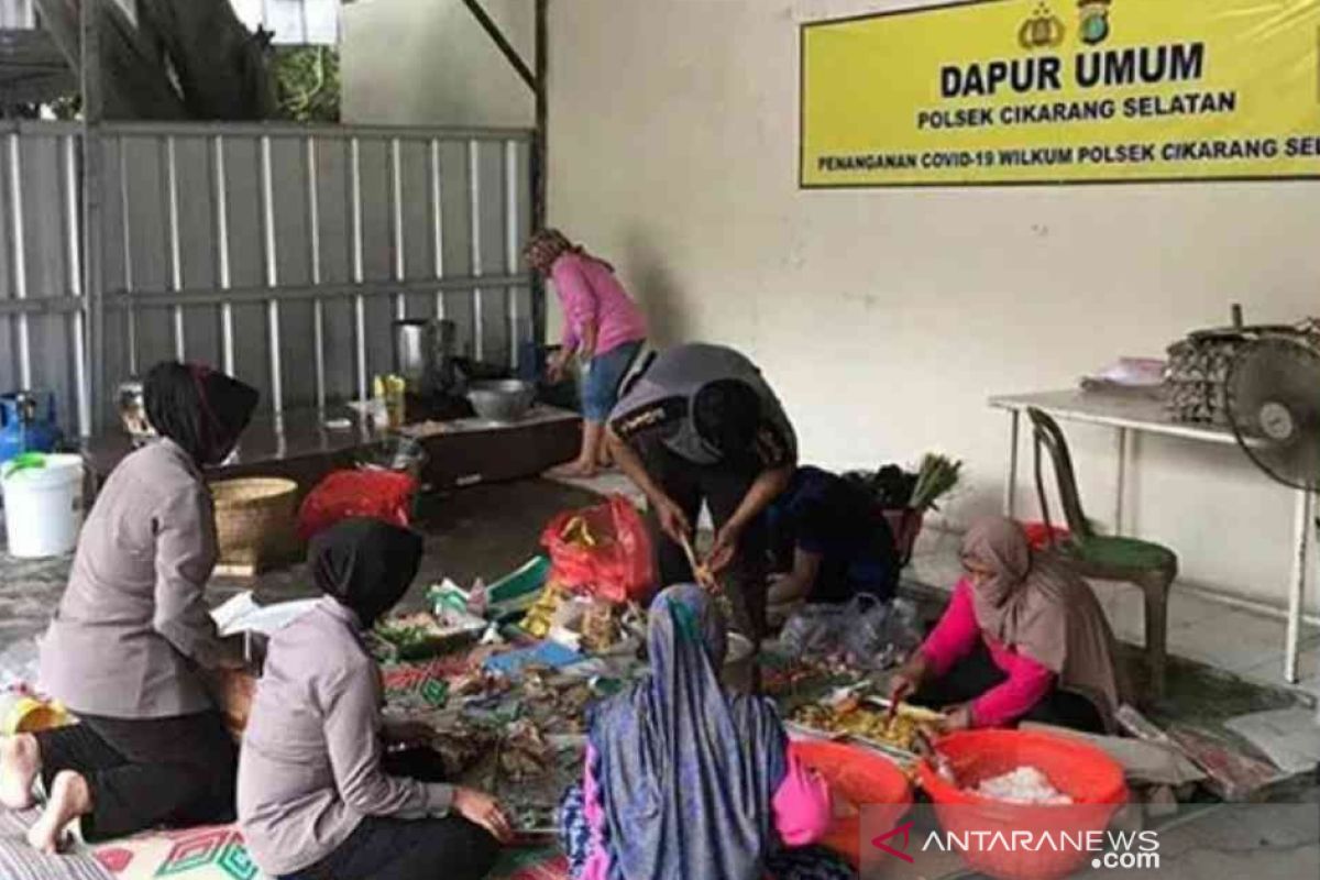 Dapur umum Polres Metro Bekasi sediakan ratusan nasi kotak buka puasa selama Ramadhan