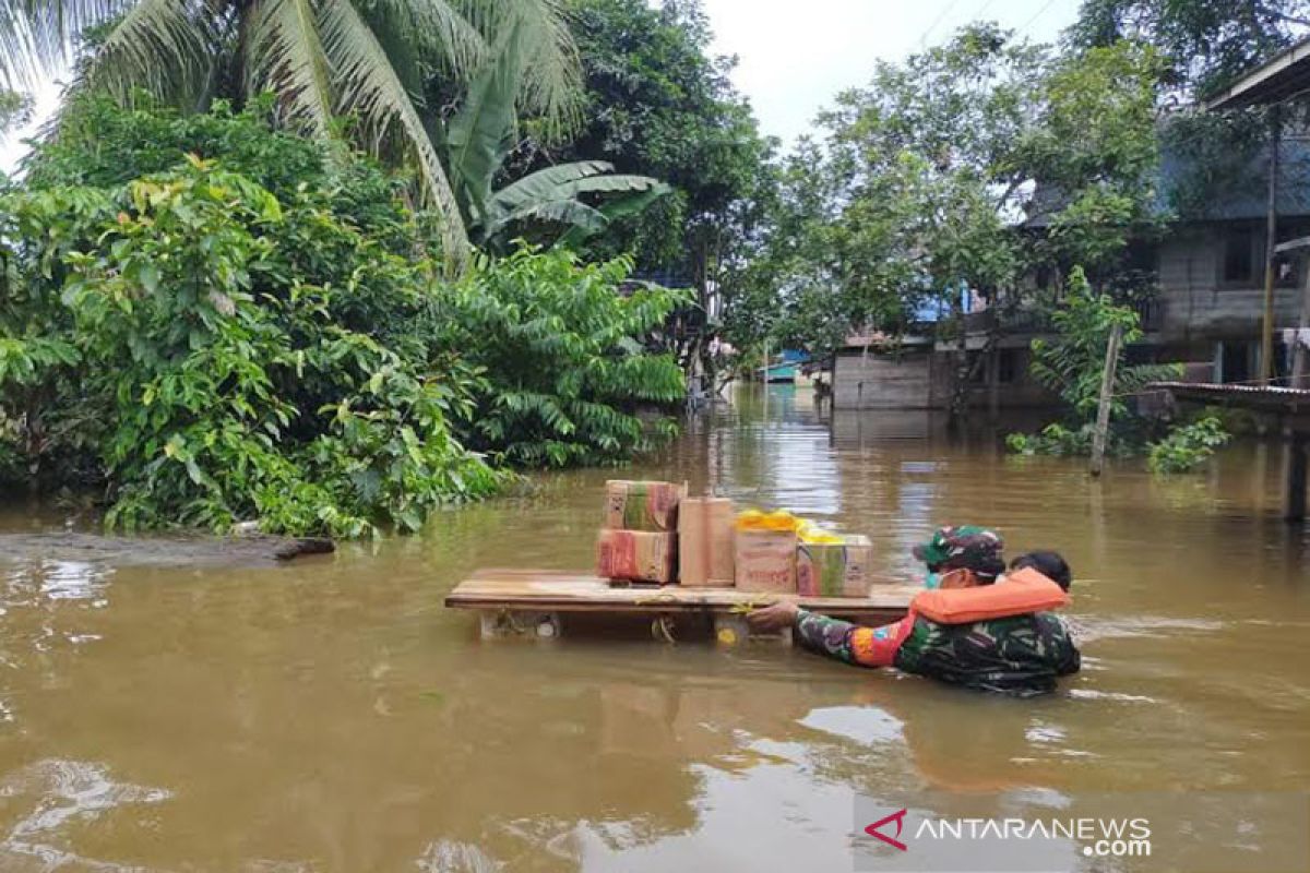 Terobos banjir, Babinsa bantu Pemkab Barito Utara salurkan bantuan