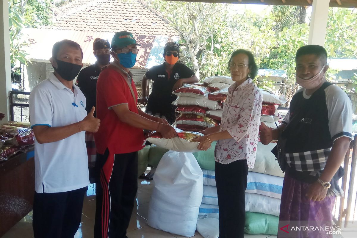 Banjar Kerta Pala Denpasar-Bali bagikan 1,5 ton beras kepada warga