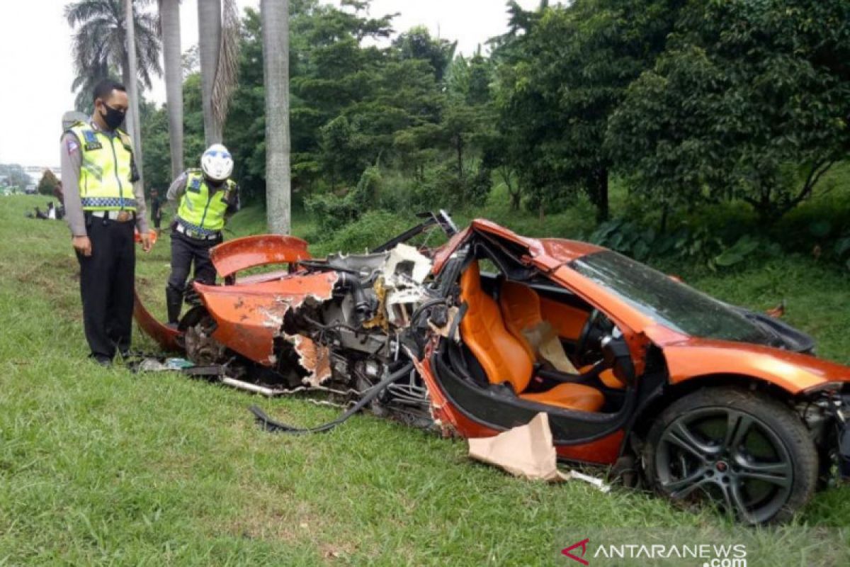 Mobil McLaren alami kecelakaan di Tol Jagorawi