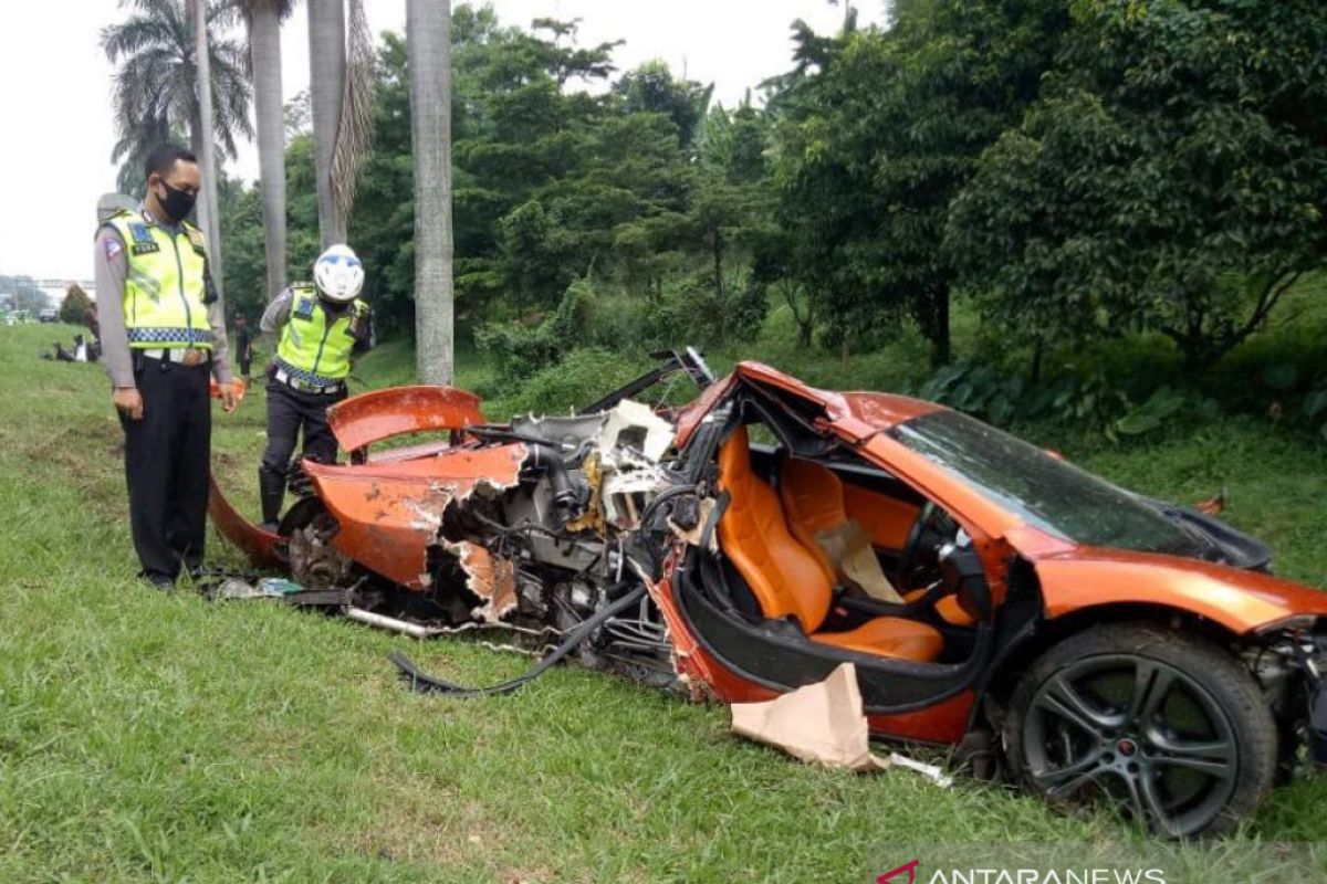 Kecelakaan mobil supercar McLaren di Tol Jagorawi, pengemudinya langsung dievakuasi ke rumah sakit