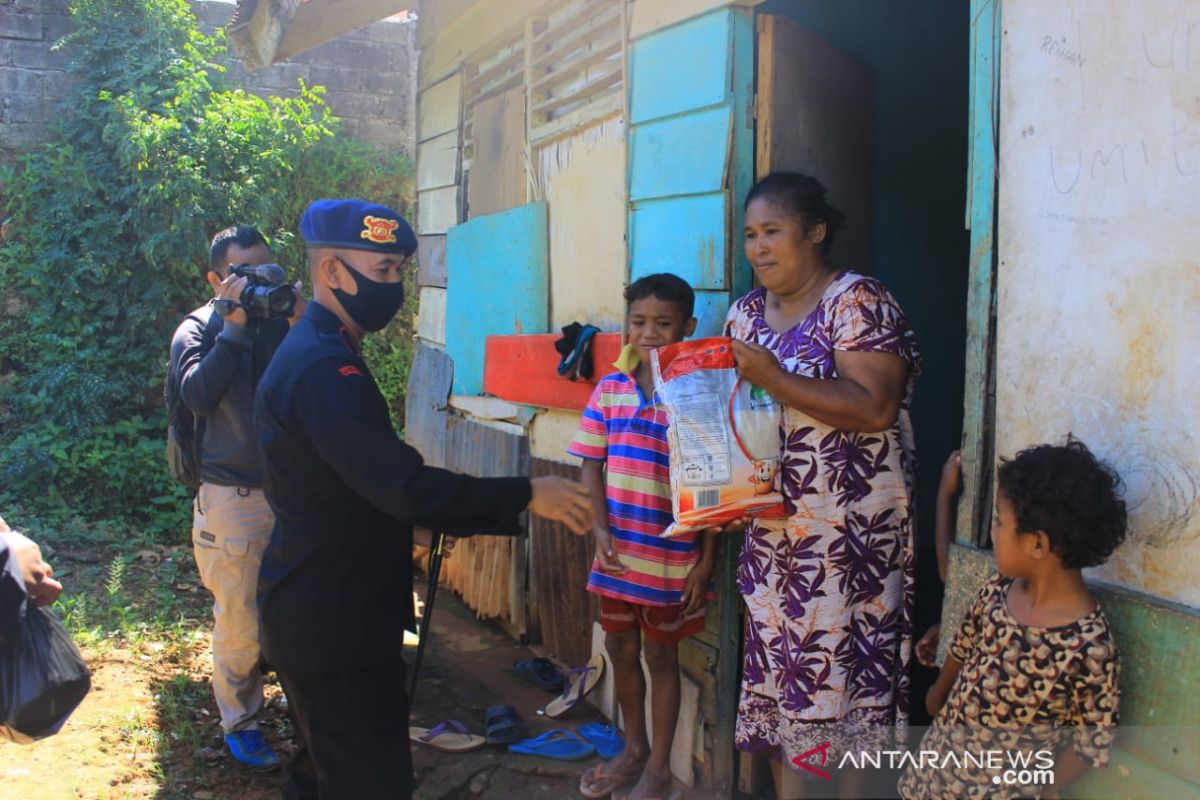 Brimob Polda Maluku bagikan kebutuhan pokok masyarakat di Ambon