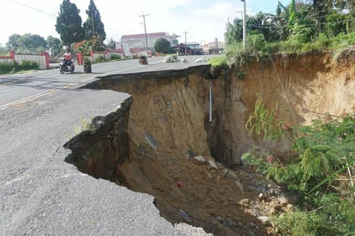 Tahunan tidak diperbaiki, longsor jalan di Raya Simalungun semakin meluas