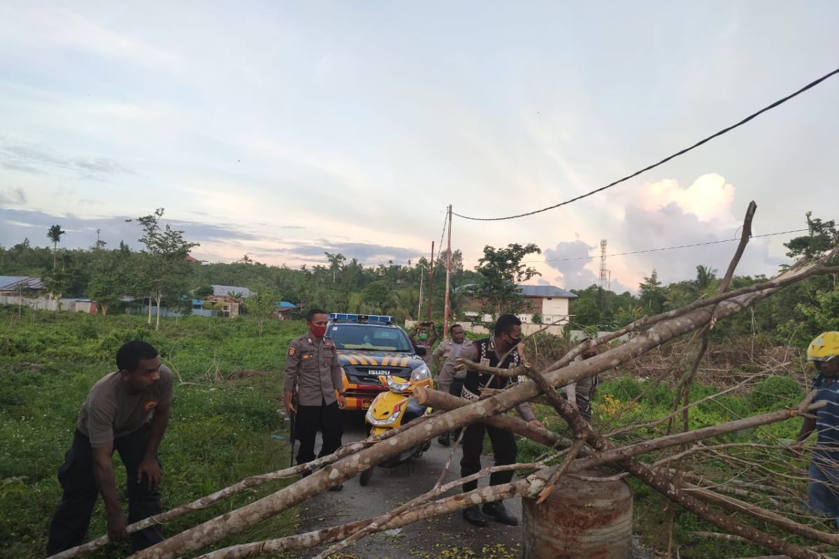 Personel Polres Biak bongkar palang jalan di wilayah kampung baru