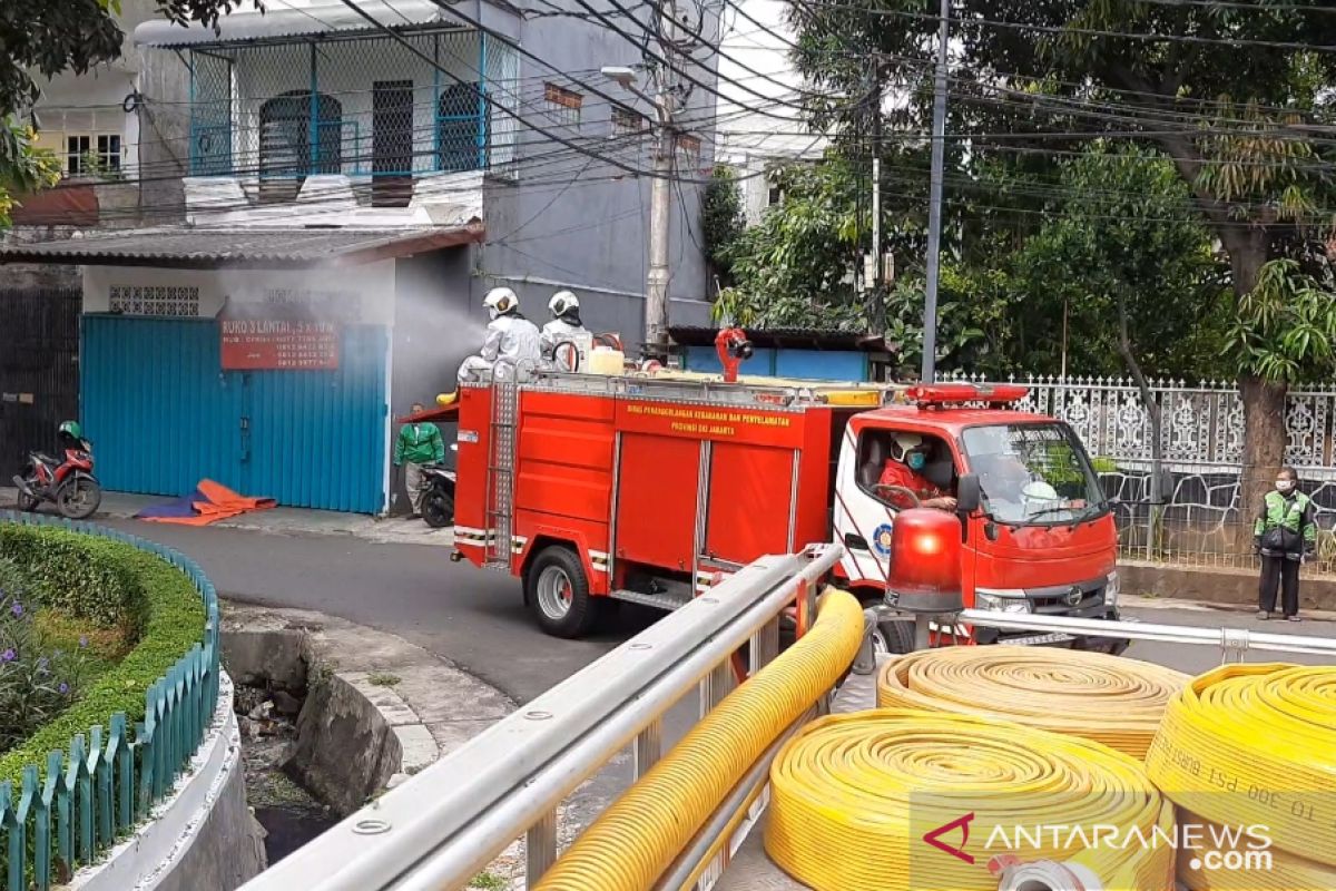 Damkar lakukan disinfeksi di empat jalan strategis Johar Baru