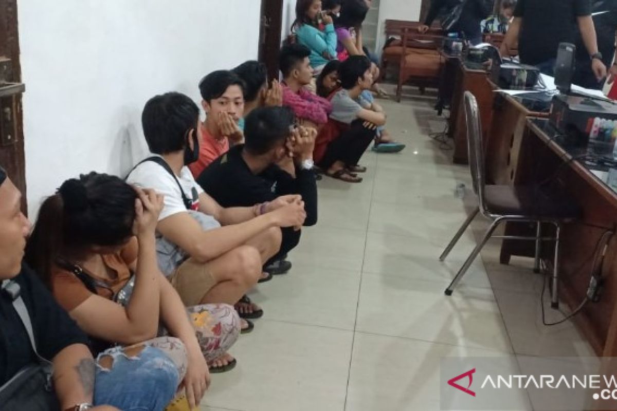 Polisi ungkap prostitusi online via MiChat di Medan, belasan orang diamankan