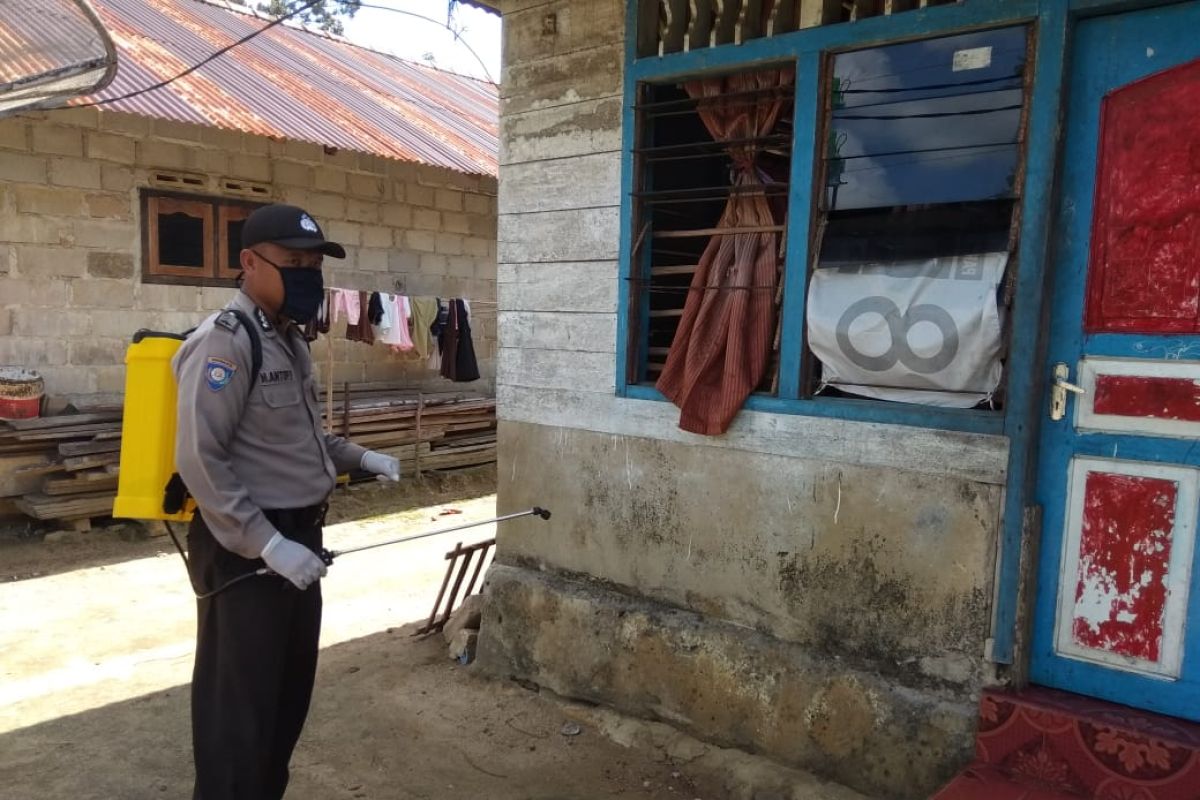 Polisi Bangka Barat bantu semprotkan disinfektan di rumah warga desa