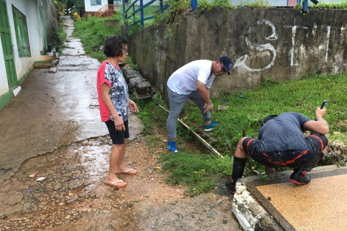 Bupati Kepulauan Tanimbar turun bersama warga atasi banjir di Saumlaki